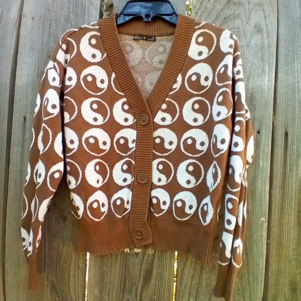 NIKKAK CARDIGAN JUNIORS SIZE XS BROWN YIN YAN PRINT THREE BUTTON CLOSURE STRETCH